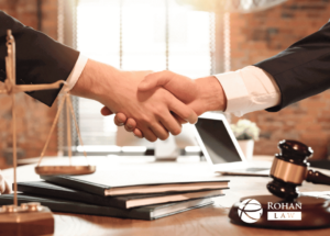 donde hallar representacion juridica asequible