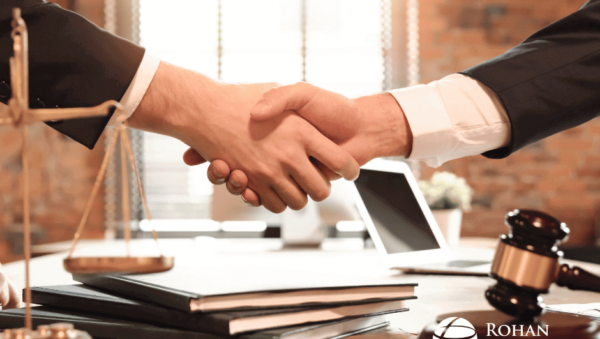 donde hallar representacion juridica asequible